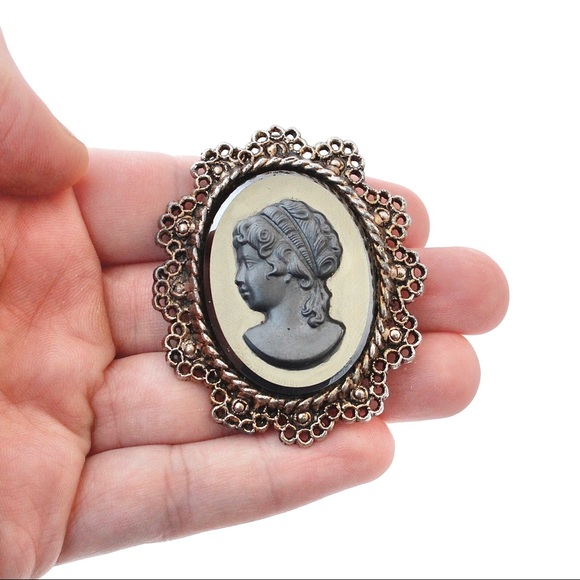 Vintage Hematite Glass Cameo Brooch / Pendant Left Facing Woman Bronze Tone - Picture 4 of 4